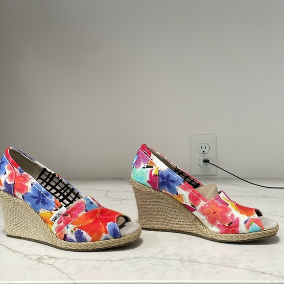 NIB Tom’s floral wedges. So cute! Size 7.5. - Picture 3 of 7